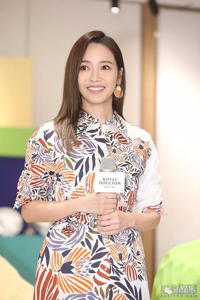 侯佩岑穿碎花裙现身灿烂微笑展现甜美气质