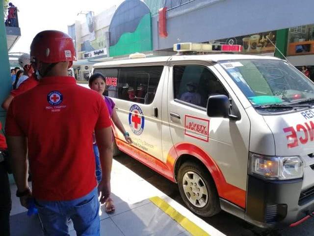 菲律宾一商场发生人质劫持事件大批围观群众有的带笑容有的忙拍照