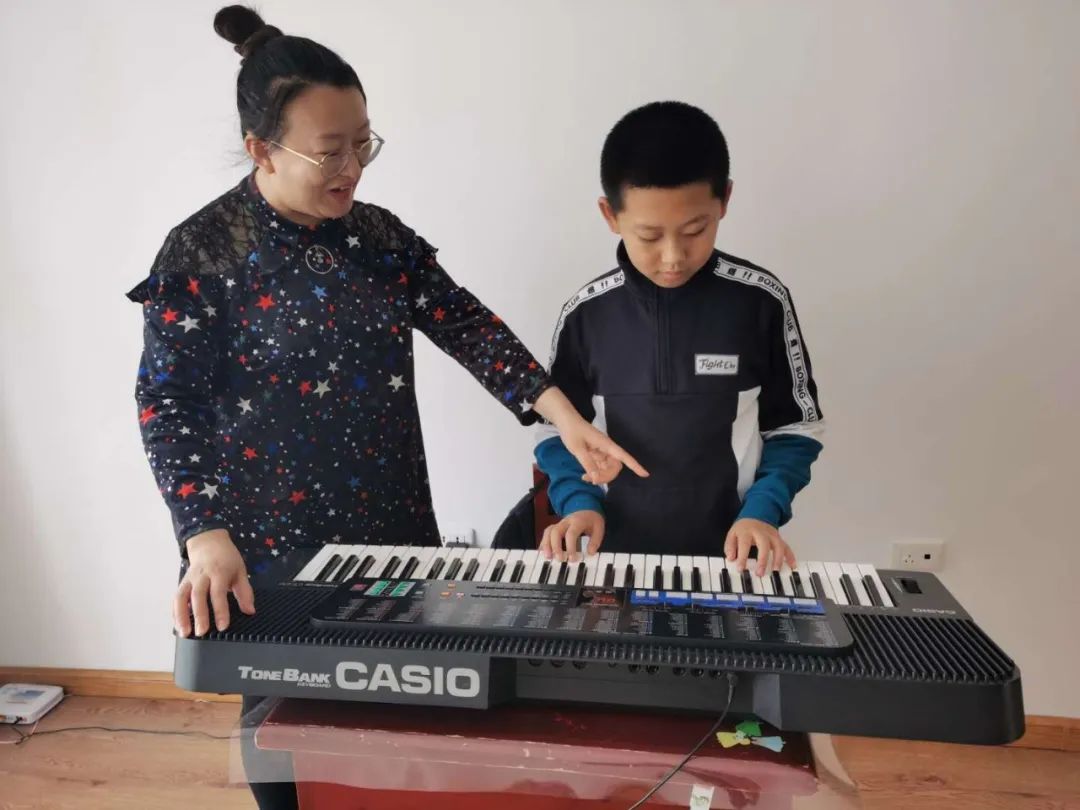 打架子鼓,下棋,豐富孩子的假期生活快樂之家豐林縣五營中心幼兒園明蕾