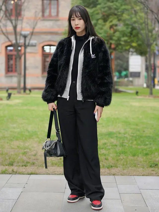 look 6:毛茸茸短外套 浅灰色外套 黑色拖地裤 板鞋女生看到毛茸茸的单