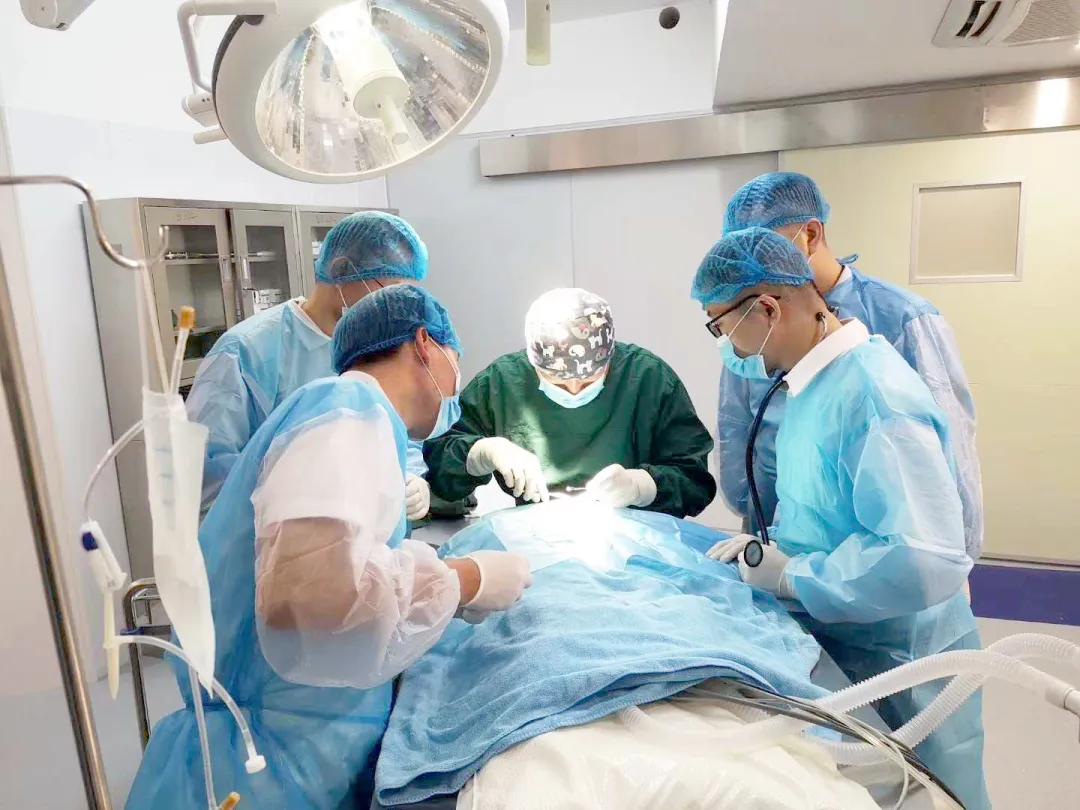 郭雷医师 ▏从骨外科专家到眼科负责人,手术台即是战场_郭医生