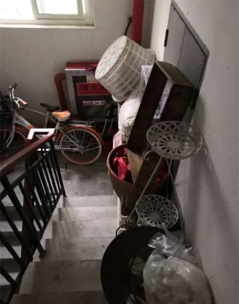 楼道里的这把火烧的到底是什么是杂物更是私心