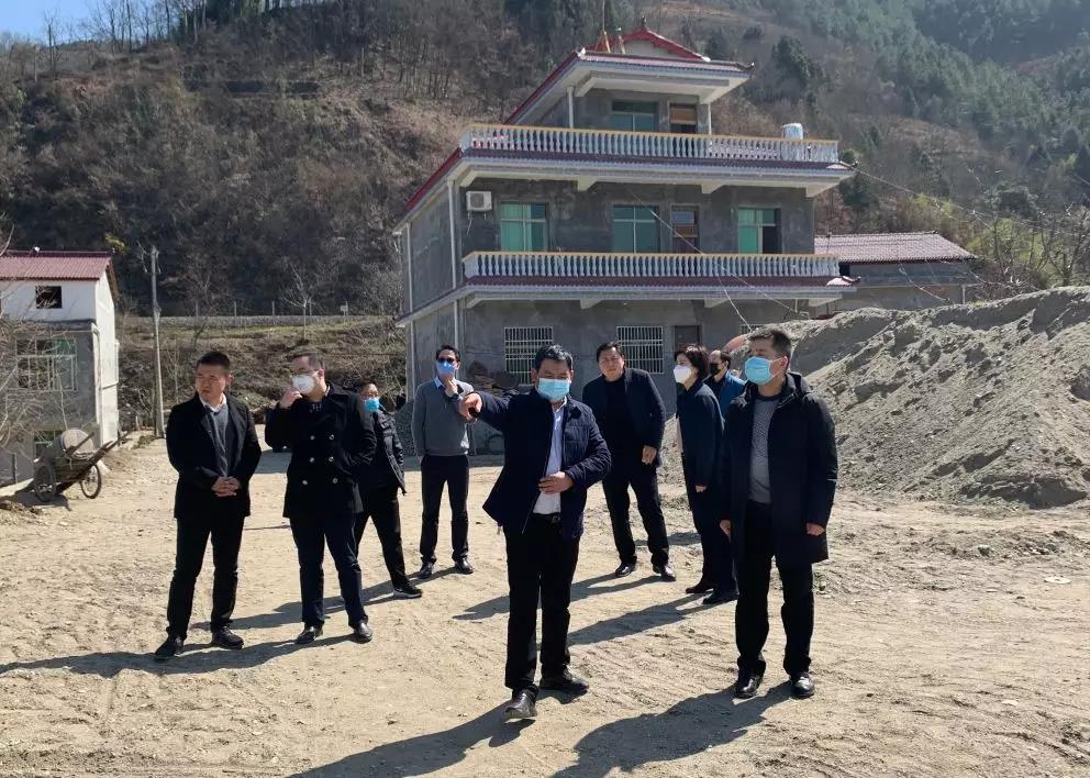 检查组深入宁强县烈金坝国控水质自动监测站,了解水质自动站运行情况