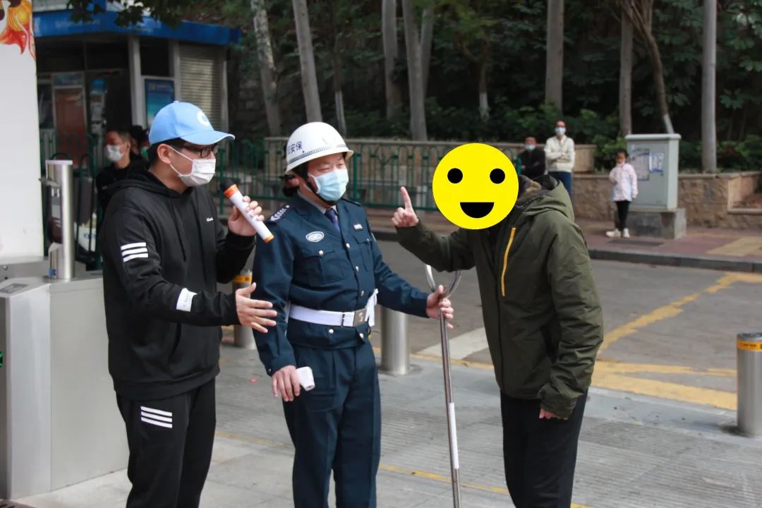 家长到校后情绪激动,想要进入隔离区见学生演练镜头7保安员与男教师