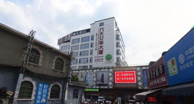 杭州九天女装大厦中纺中心服装城位于解放东路258号,杭州四季青服装
