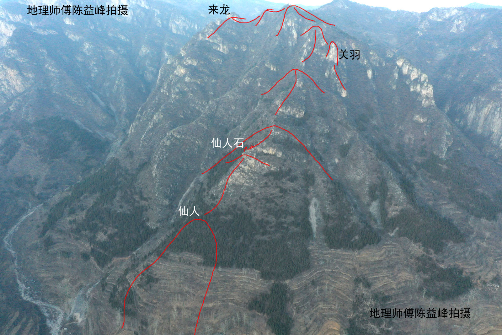 侧看父母山,头上有奇石如仙人站立将入局,连起数颗冲天木星,大小各异