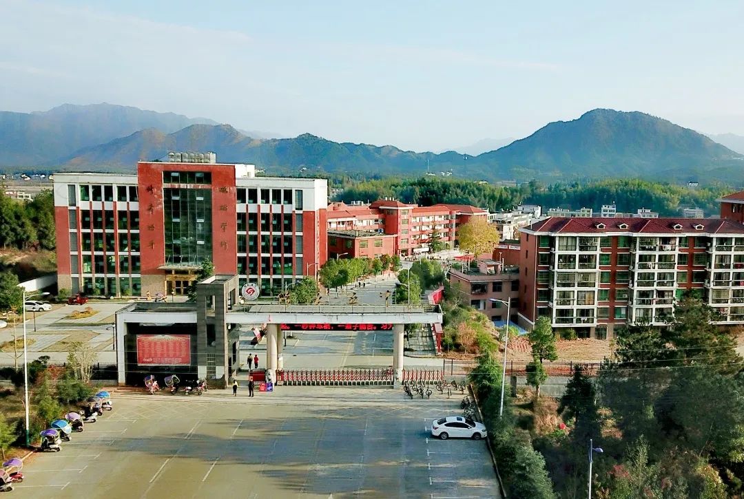 修水五中合唱团以最美和声献给抗疫前线工作人员