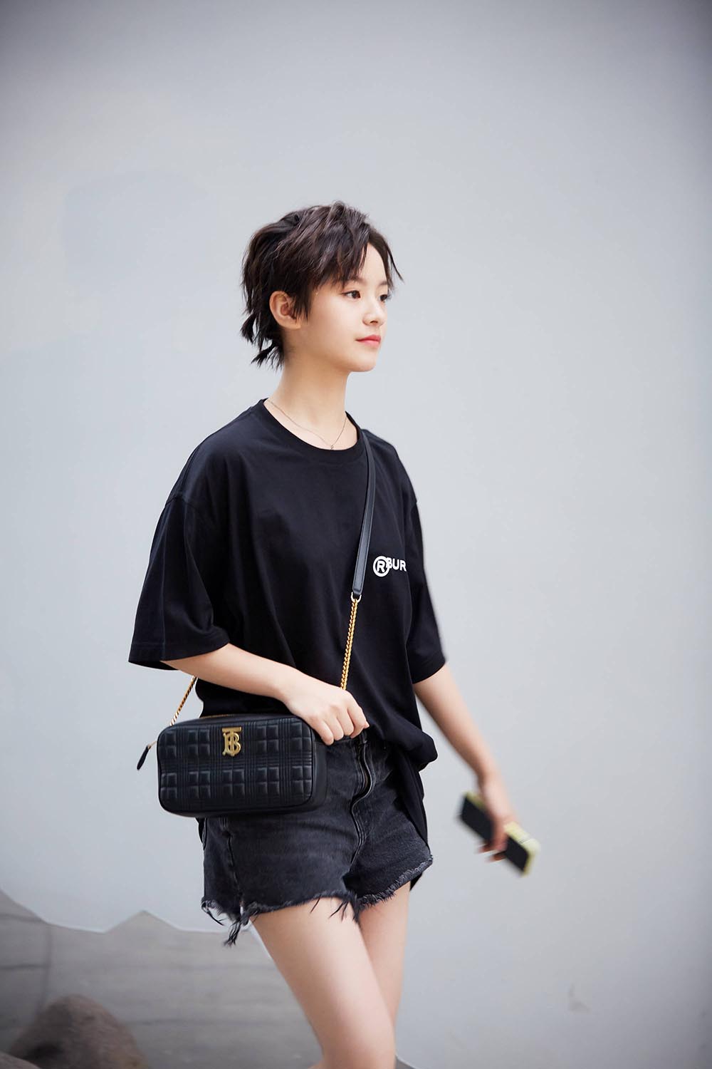 19岁李庚希穿短裤配t恤,极简款服装挑战中性风,长腿优势尽显