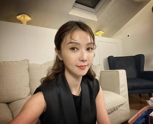 曾自曝思维像男人望先立业后成家薛凯琪晒自拍照劲童颜宛如少女
