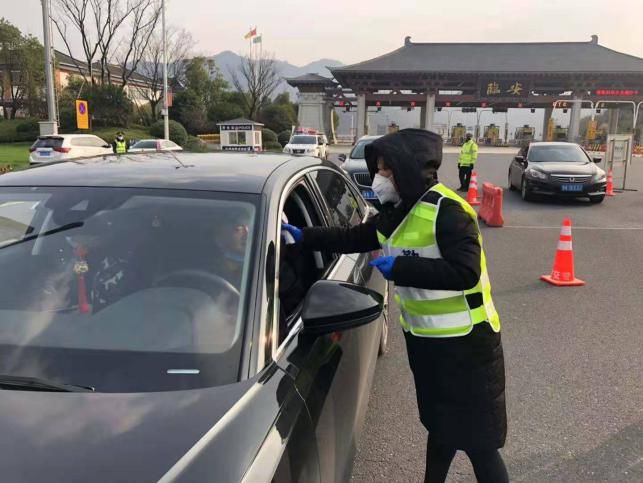 她組織口罩,手套,消毒液等物資,一個班組接著一個班組地進行發放;與