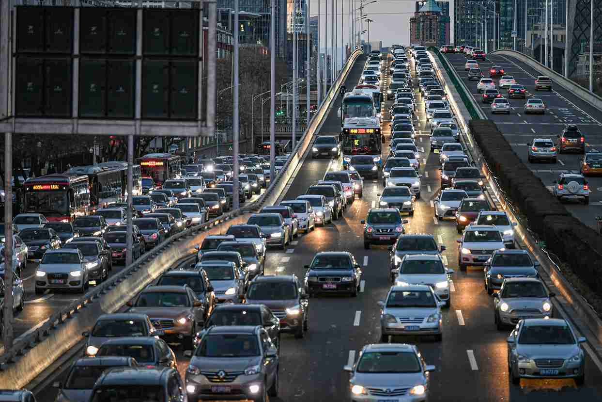 北京晚高峰車流量回升 國貿橋等地區堵車明顯_羅恆