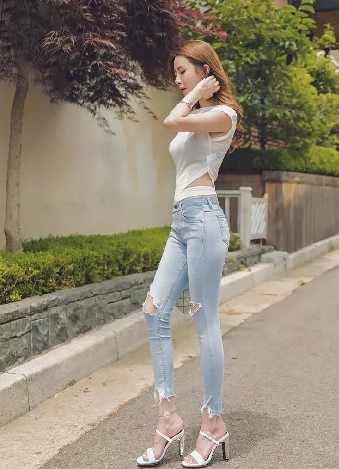 原创紧身牛仔裤搭配高跟鞋秀出女性完美的身材