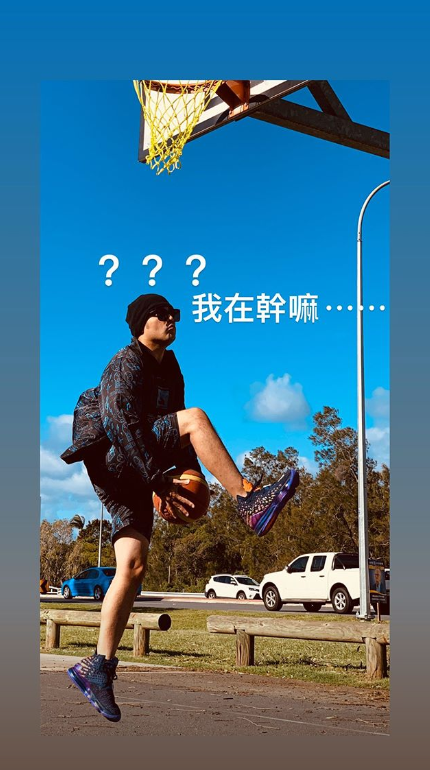 周杰伦户外打篮球秀上篮技巧 戴墨镜扮酷耍帅