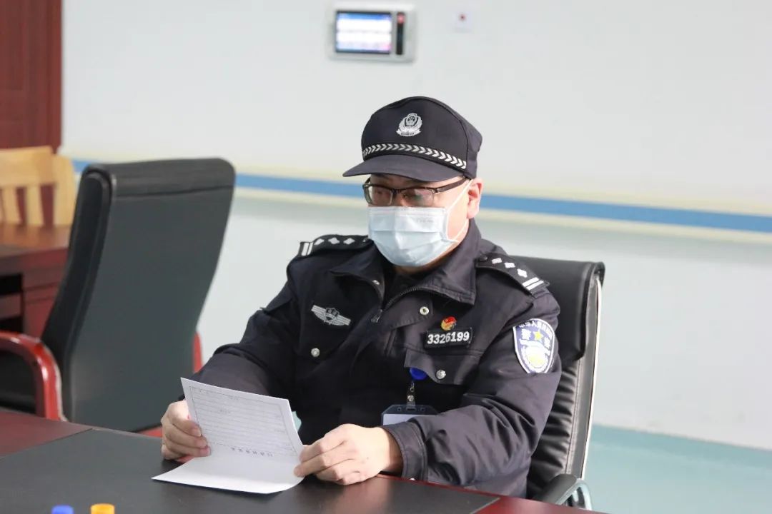 临近退休年龄的楼小方是杭州市西郊监狱的民警.
