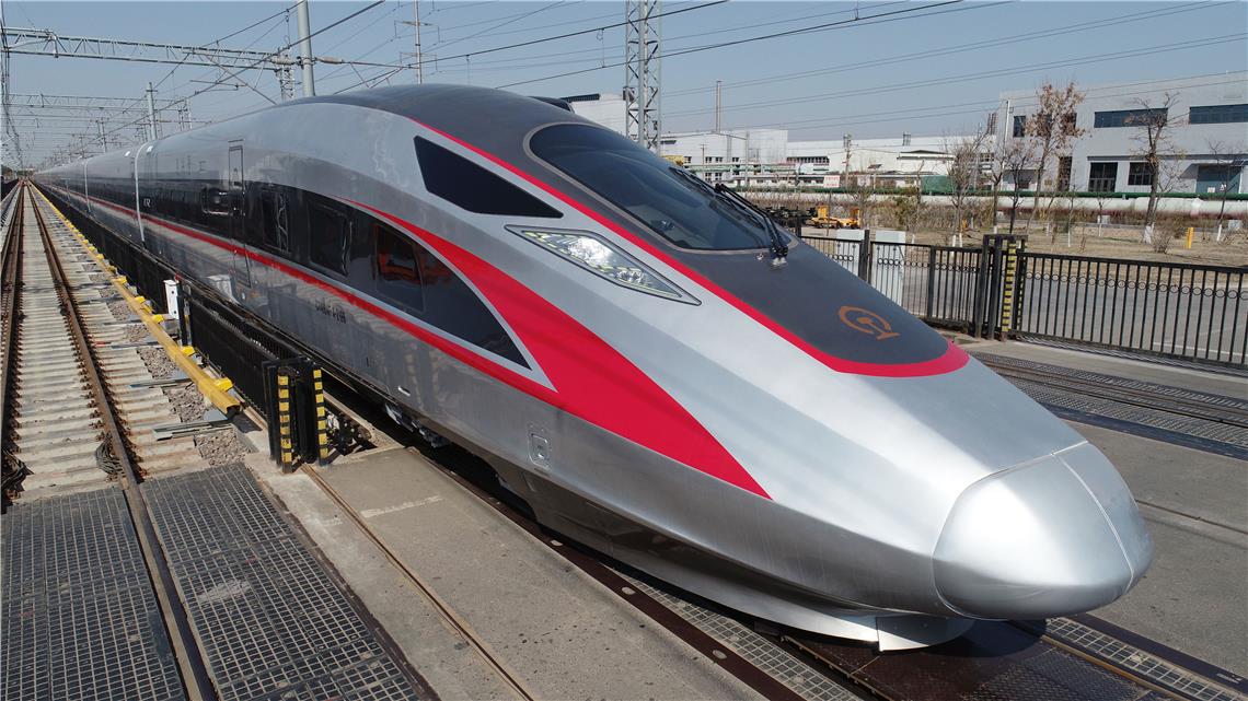 青岛复产后首批复兴号动车组下线