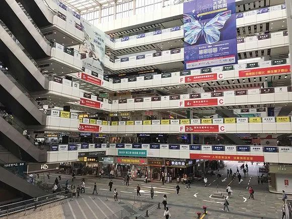 中国最大纺织服装集散地广州中大轻纺城复工,但客流少了一半