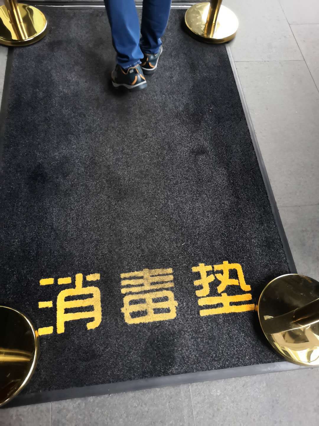 配置专门的口罩回收垃圾桶,并定时消毒.