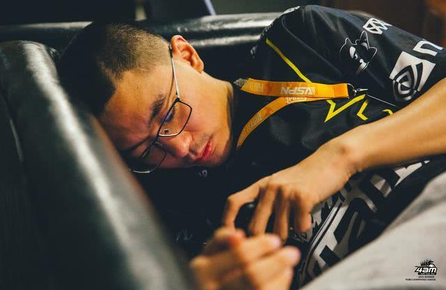 斗鱼主播pigff直播展示敌台订阅主播,期间吐槽孤存当初选择