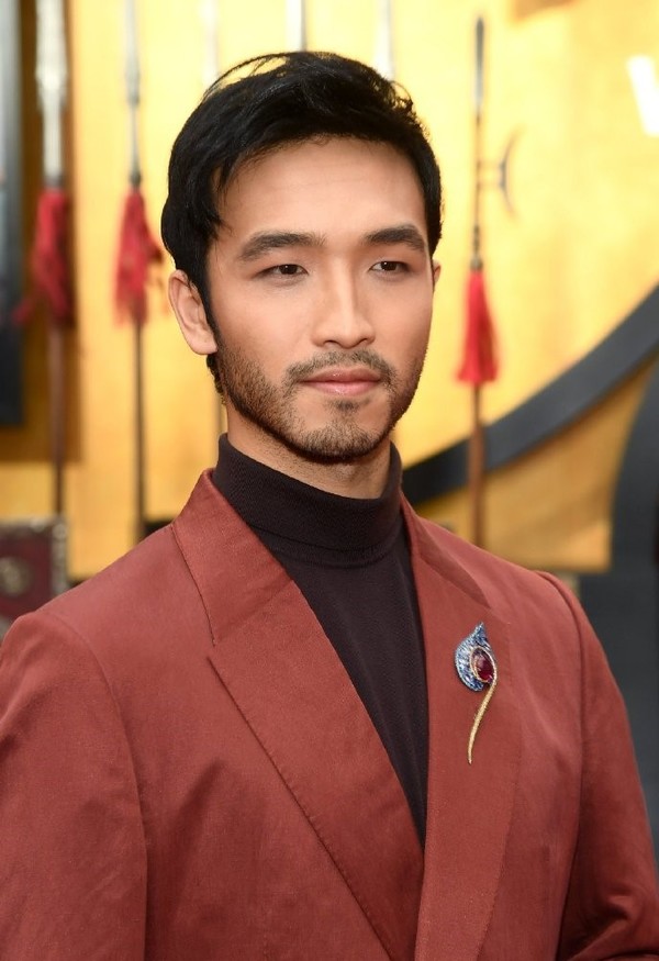 搭档刘亦菲撞脸周杰伦,他被称为最帅华人形象,西装加身太帅了_安佑森