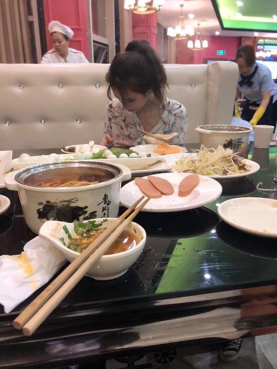 饭也吃完了我应该说点什么呀才不显得尴尬