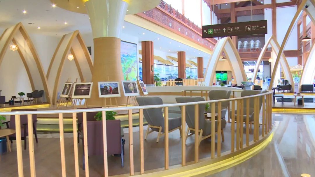 建筑面积7700平方,游客中心服务区面积3300平方,办公面积1900平方