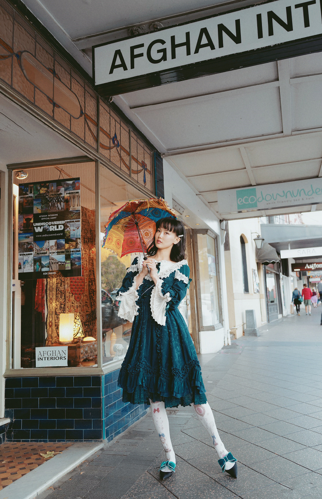 歌红人不红的黄龄今一身红色浴袍傍身身材比歌更撩人