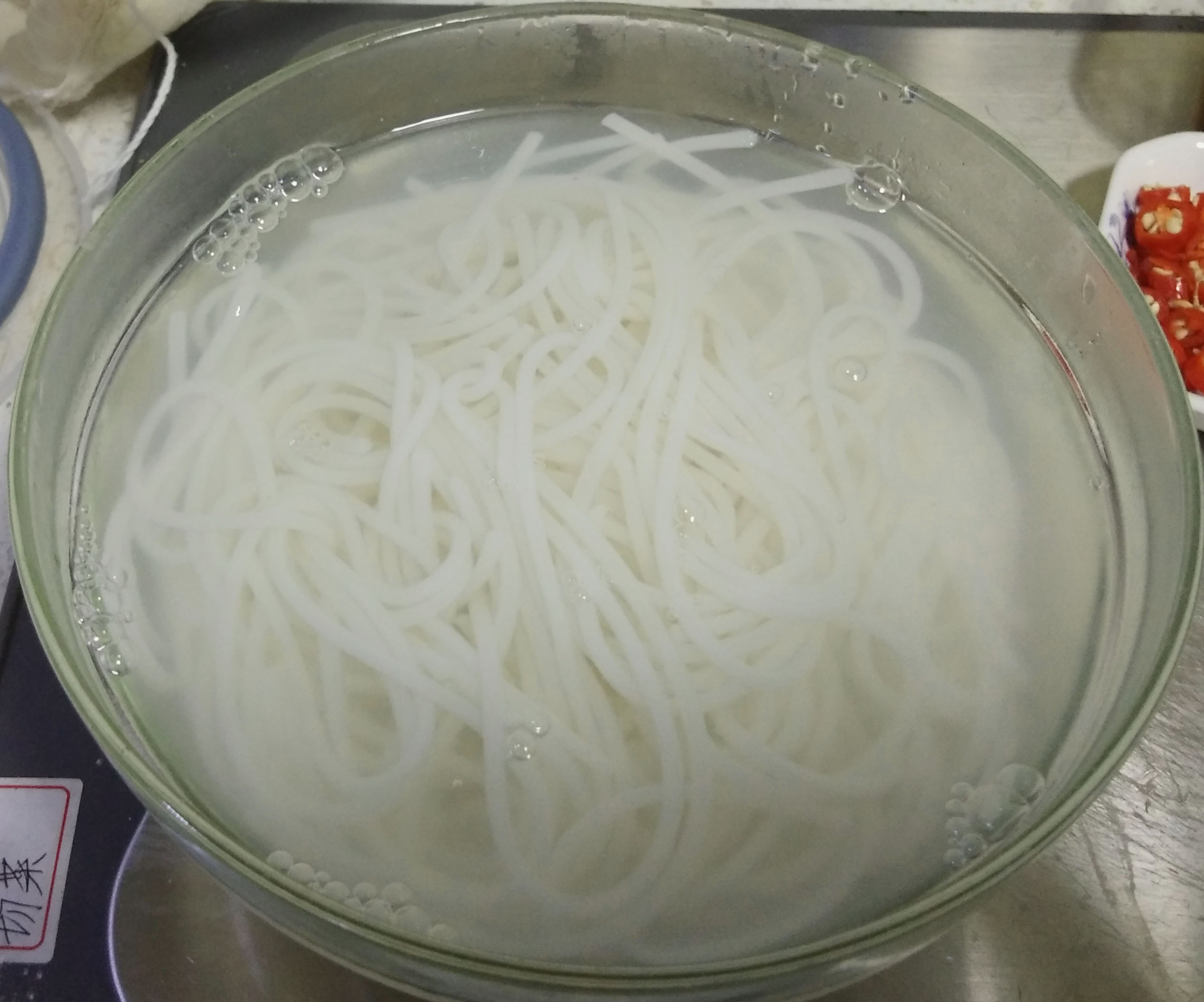 放生抽,老抽,少许白砂糖.11.放米粉拌匀.12.闻到香味了.13.出锅!