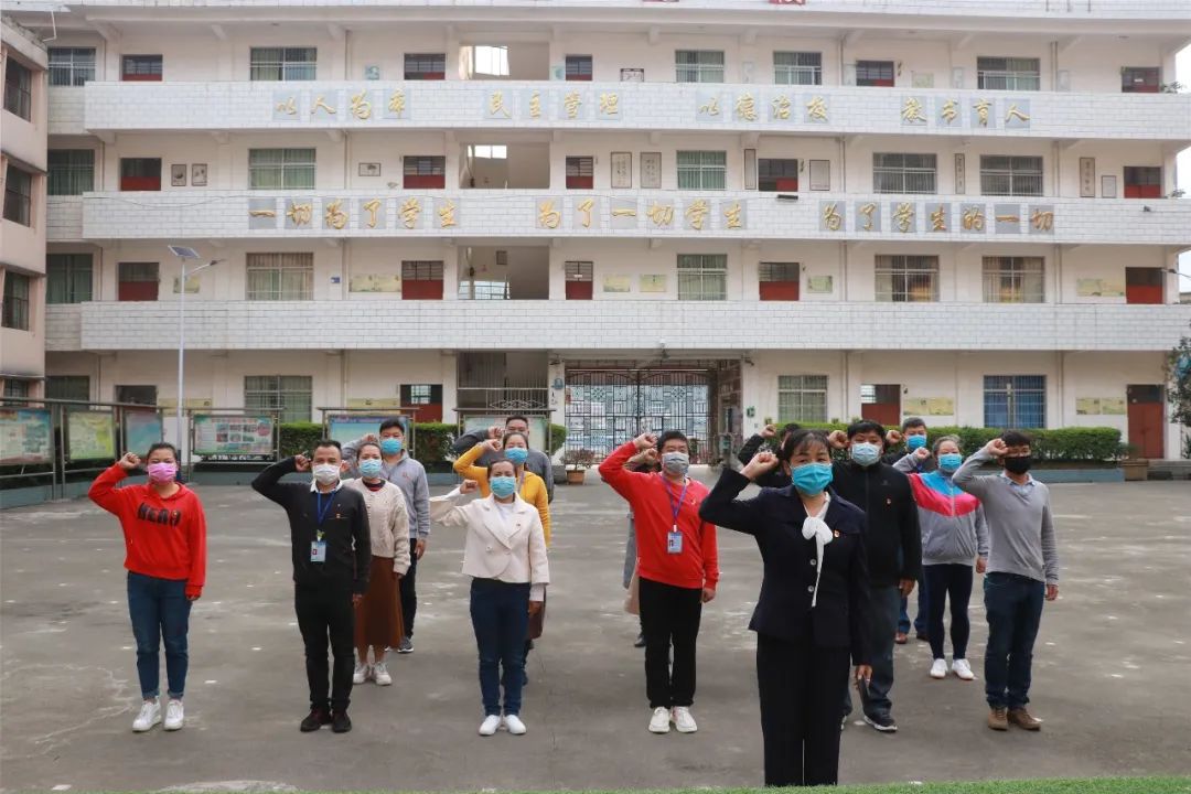 州遵规守道标兵,县级劳模,金平一小校长冉红艳率身垂范,守好"责任田"