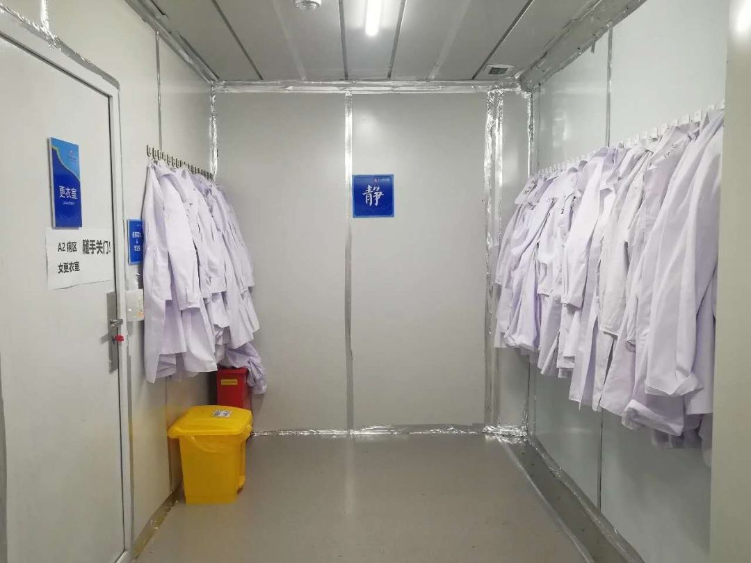 医院的感控管理规定,结合医疗队的实际情况,该病区护理团队对更衣间的