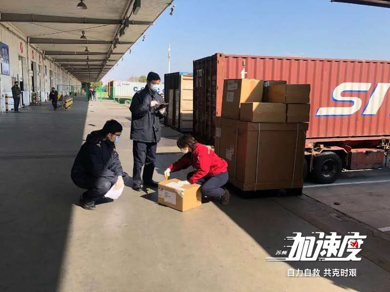 中层干部和骨干员工24小时待命,组成多个项目组,分工协作,负责不同