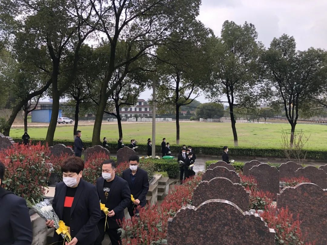 今天(10日)上午9点30分,花山公墓迎来了鲜花代祭活动,花山公墓管理处