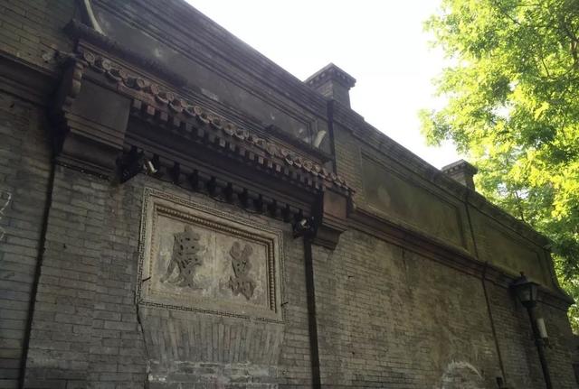 可以看看,蓬篙剧场也是鼻祖级别的小剧场,黑芝麻胡同的鬼味有非常不错