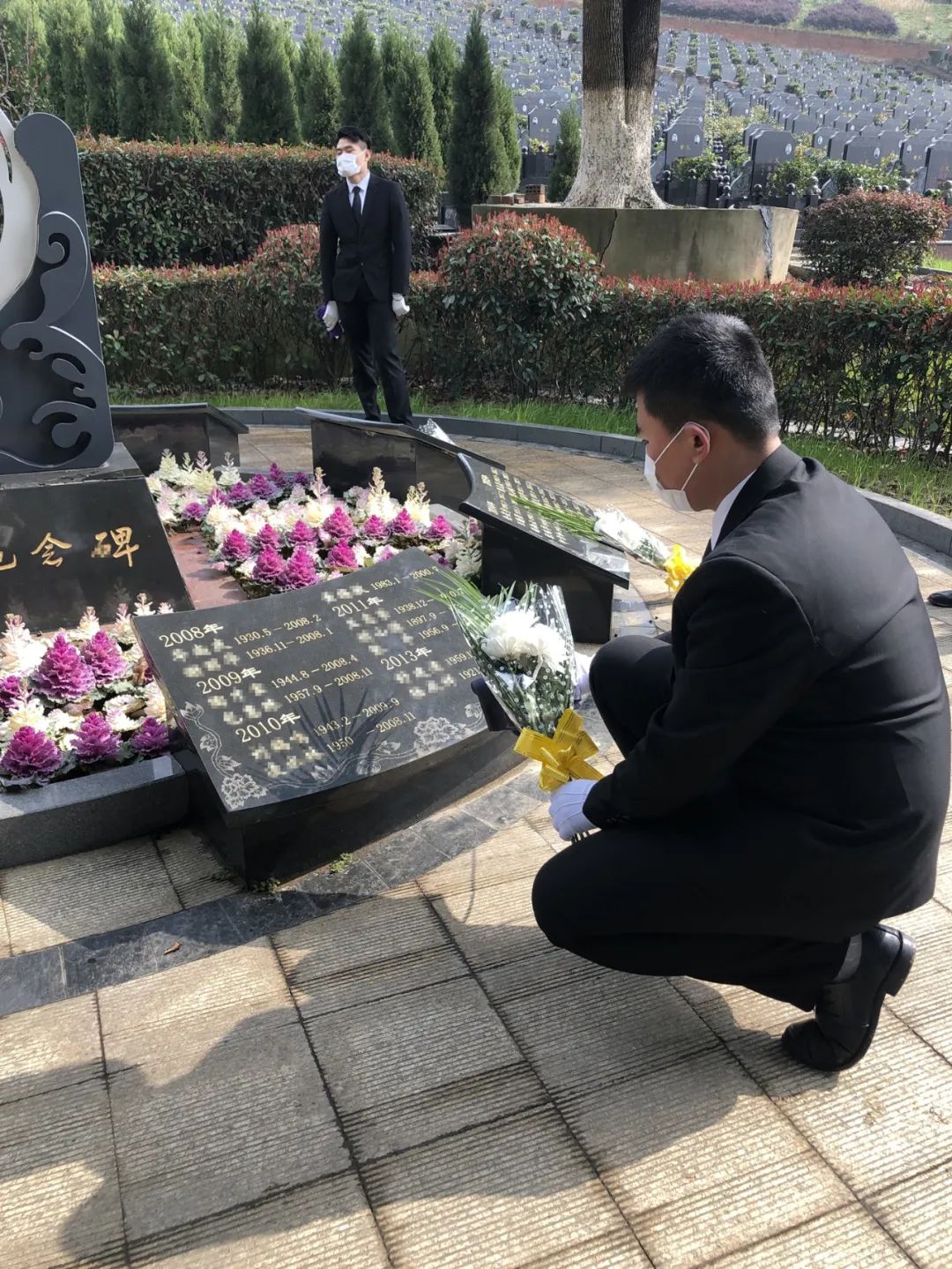市民政局工作人员介绍:为做好疫情期间公墓的封闭管理工作,前期,花山