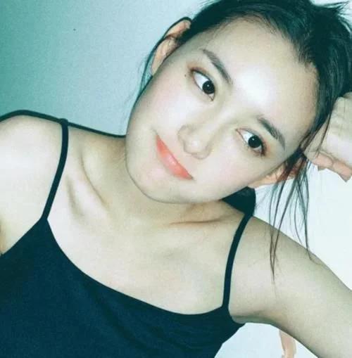 "发育过猛"蒋依依,晒自拍上衣仅仅用两根细绳提溜