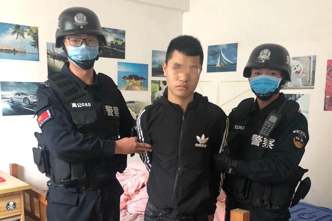 在高州市区疯狂撬门爆窃多间商铺的盗贼团伙被抓获缴获2辆作案小车