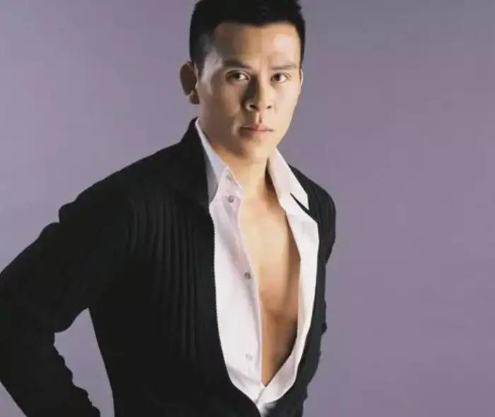 还有就是释小龙,他在刚刚学会走路的时候就被爸爸陈同山送去少林寺