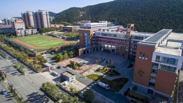 济南艺术学校演练开学课桌距离扩大到15米