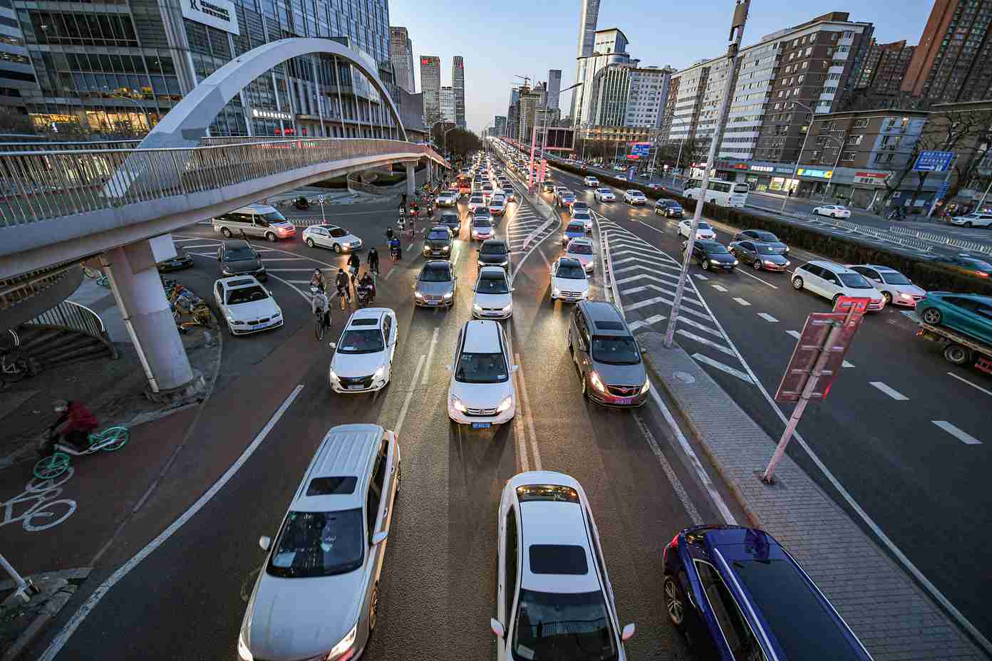 北京晚高峰车流量回升02国贸桥等地区堵车明显