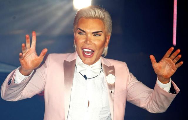 罗德里戈表示,其实自己一直都渴望成为芭比娃娃本人,而不是她的男友肯