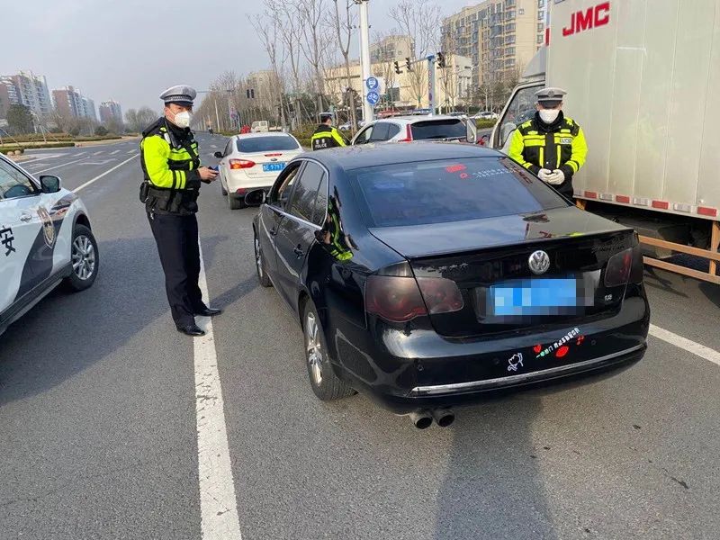 处理一起,曝光一起东营交警"零容忍"对于这种行驶在道路上的"炸街车"