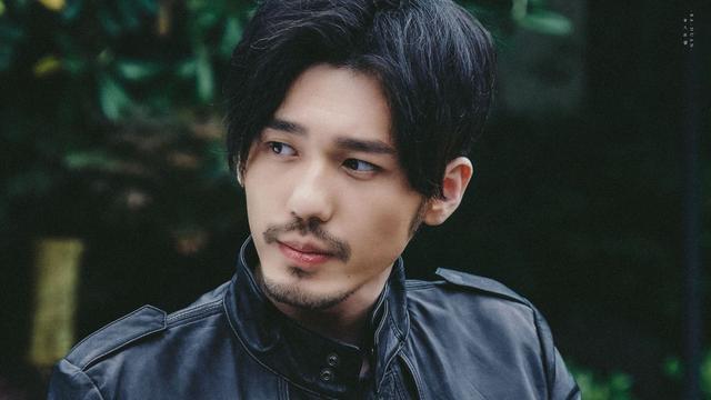 白宇深夜酒吧聚会气氛活络当众抽烟吞云吐雾行为不雅