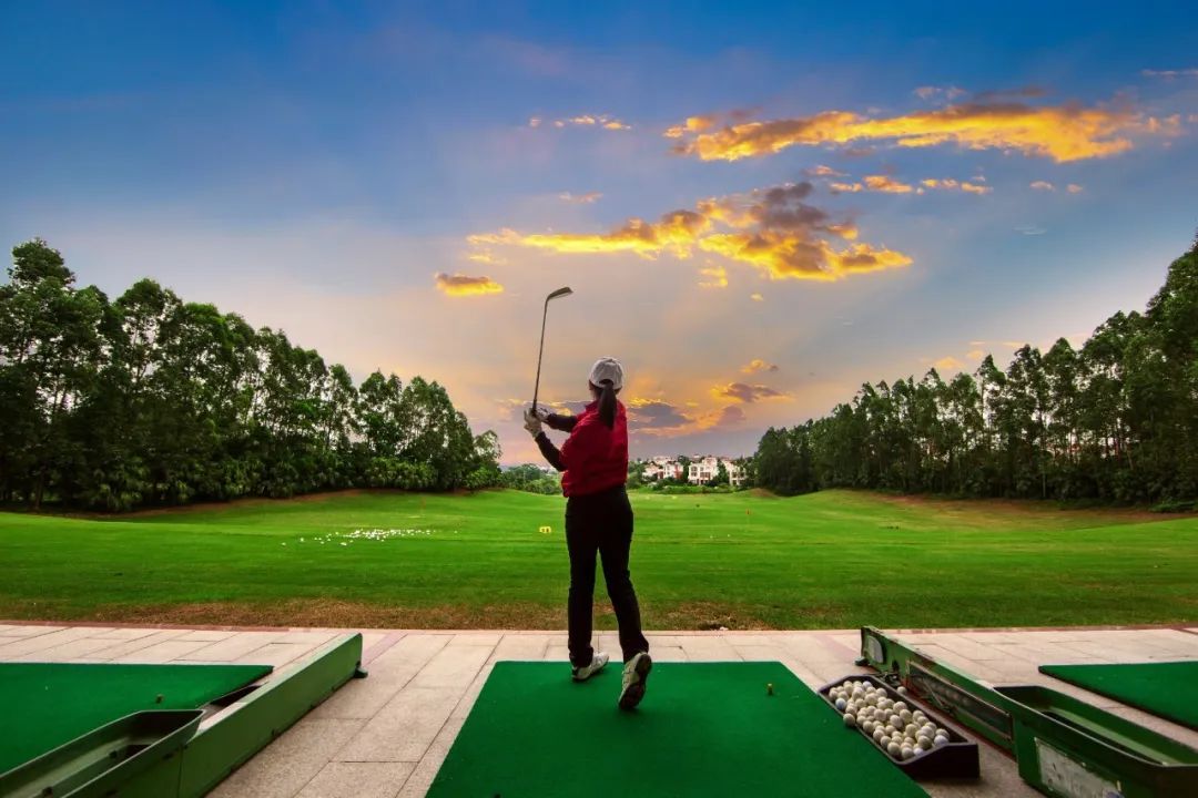体验挥杆高球的奢华乐趣享受高尔夫球场的自然风光大家元摩天轮从酒店