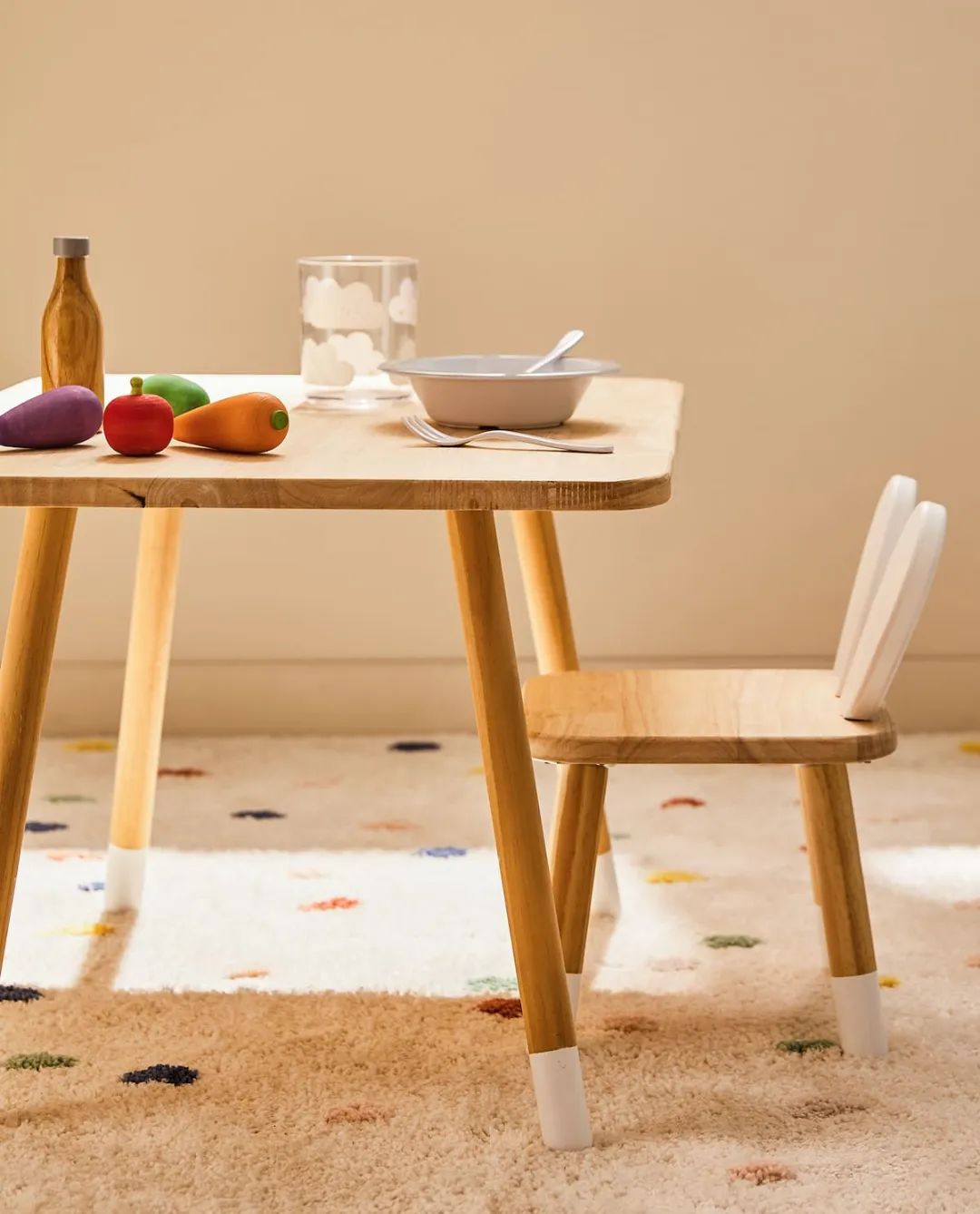 的mutable,价格不便宜但在国内销量似乎蛮好的,是今天这些桌子里五