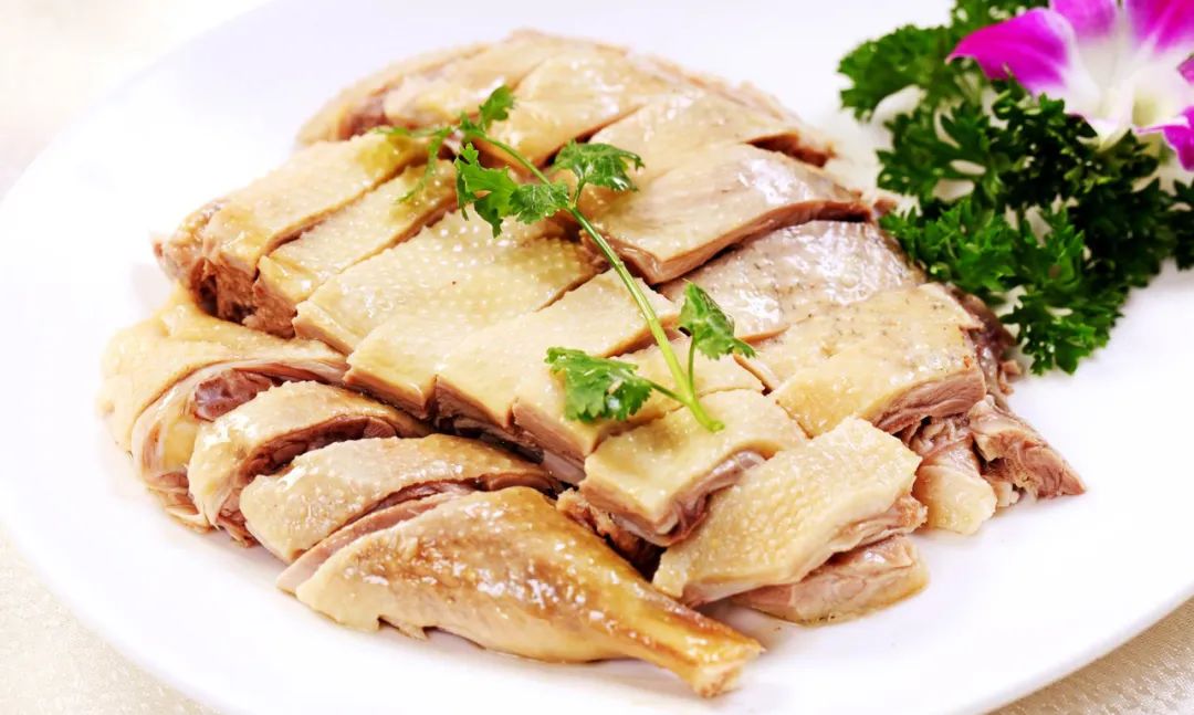 咸水鸭所具有的补虚劳的作用,对于缓解身体虚弱非常有益的,还可以