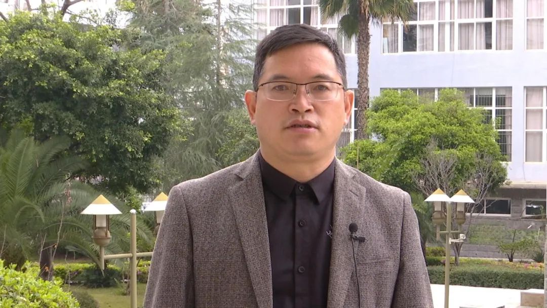 我是文山市教育体育局局长杨光耀,我庄重向全市人民和市委政府做出