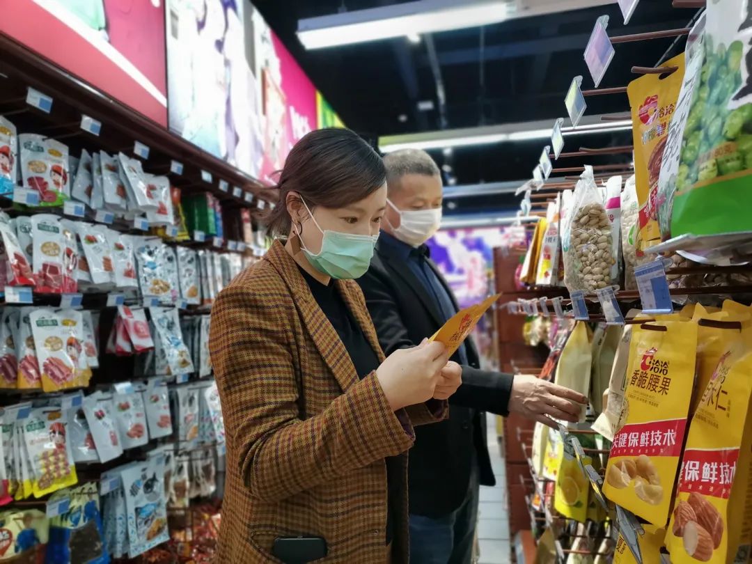 商场超市货源充足,市民采购秩序井然