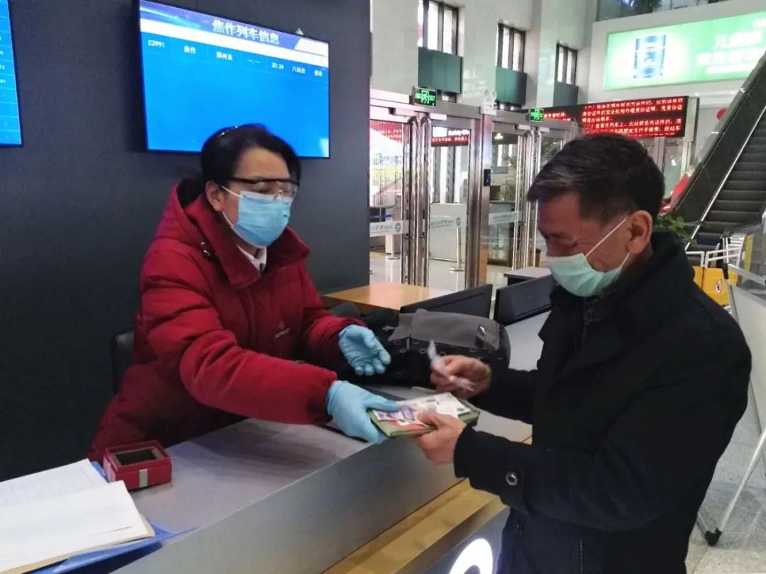 2月29日中午,焦作车站客运值班员马颖在巡视候车室时,发现一个背包落