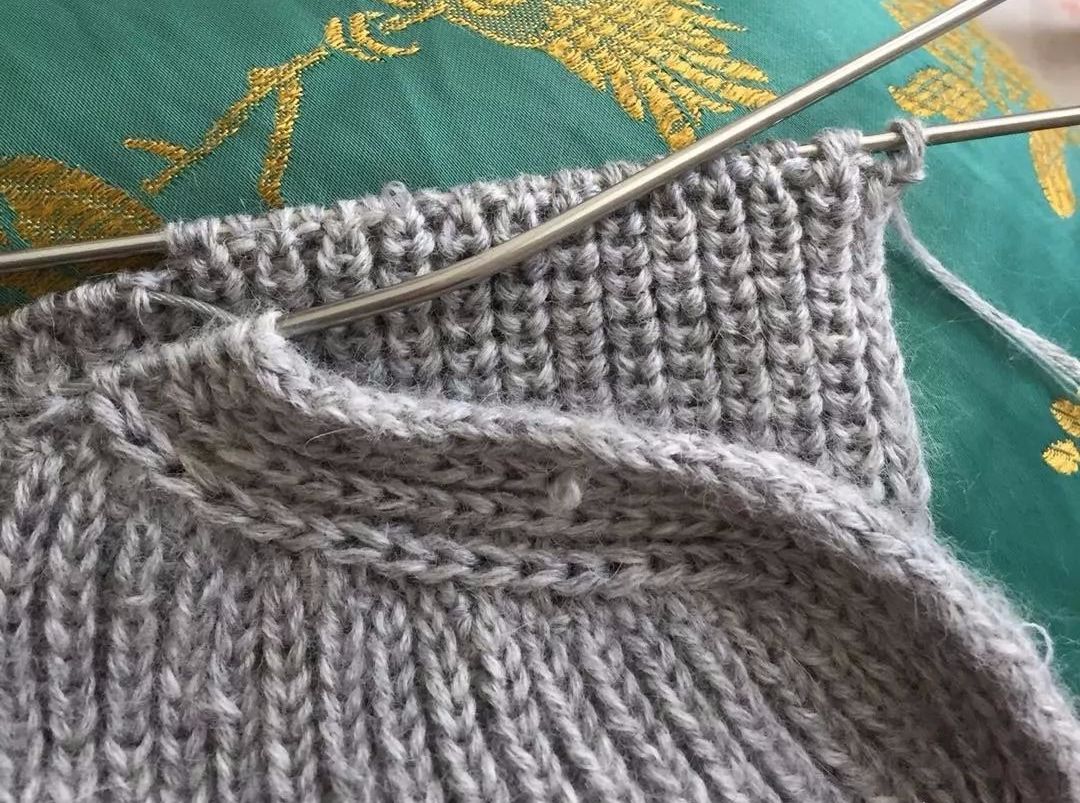 时尚简约前短后长女士棒针元宝针羊绒背心附图解