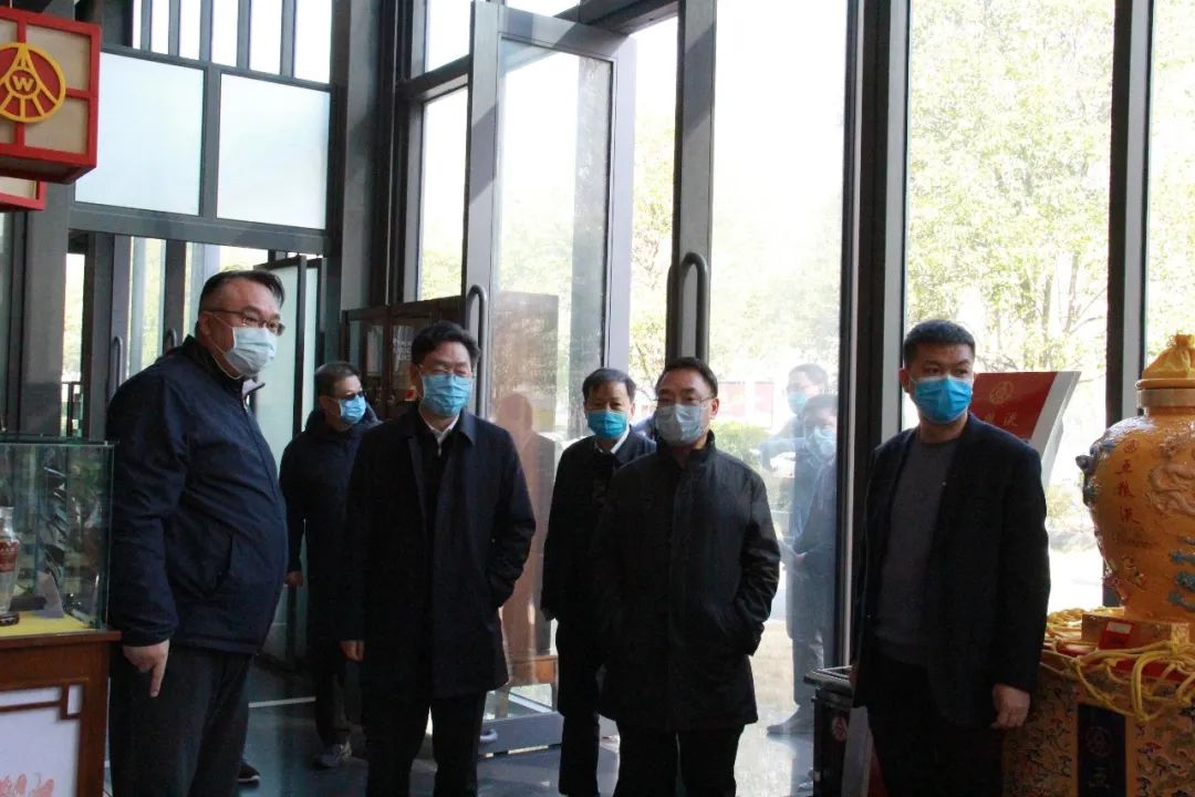 省委副秘书长省接待办主任张荣斌一行莅临河南中州皇冠贸易调研疫情