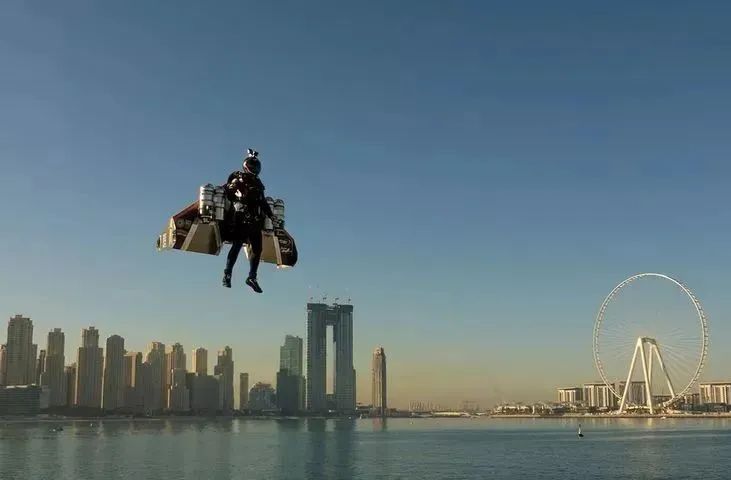 迪拜上空惊现钞能力原地起飞上千米穷人看懵逼